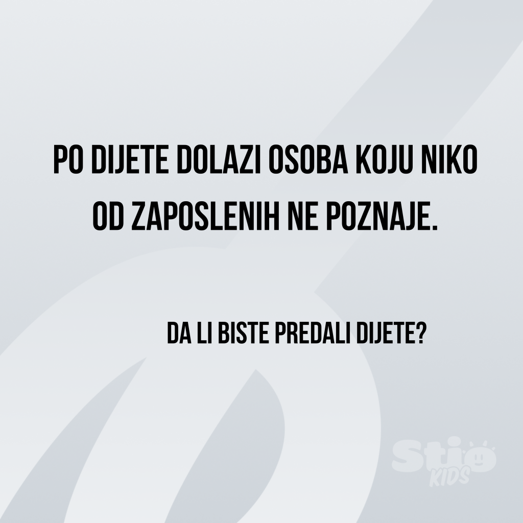 Odgajatelj provjerava ovlaštenje za preuzimanje djeteta u vrtiću putem STIOKids sistema za sigurno preuzimanje djece.